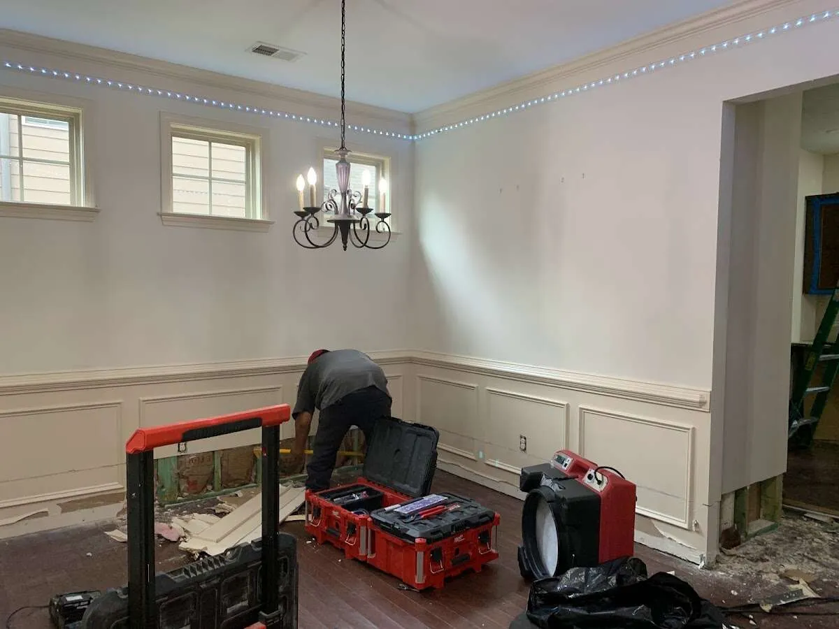 Restoration technician with professional equipment in Park Ridge